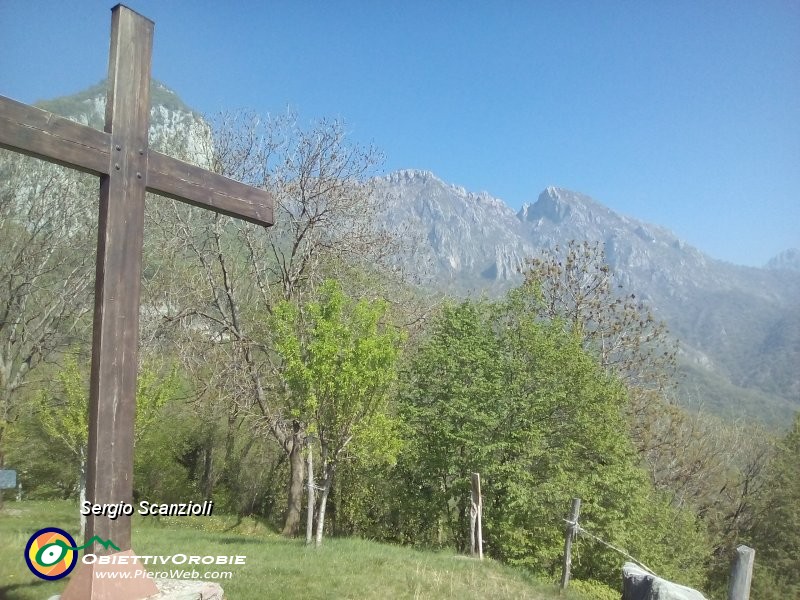 26 la Croce sullo sfondo del Moregallo.jpg
